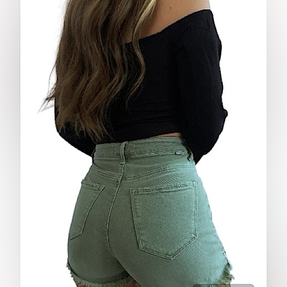 NWT Valeria Risen Shorts Size M Olive